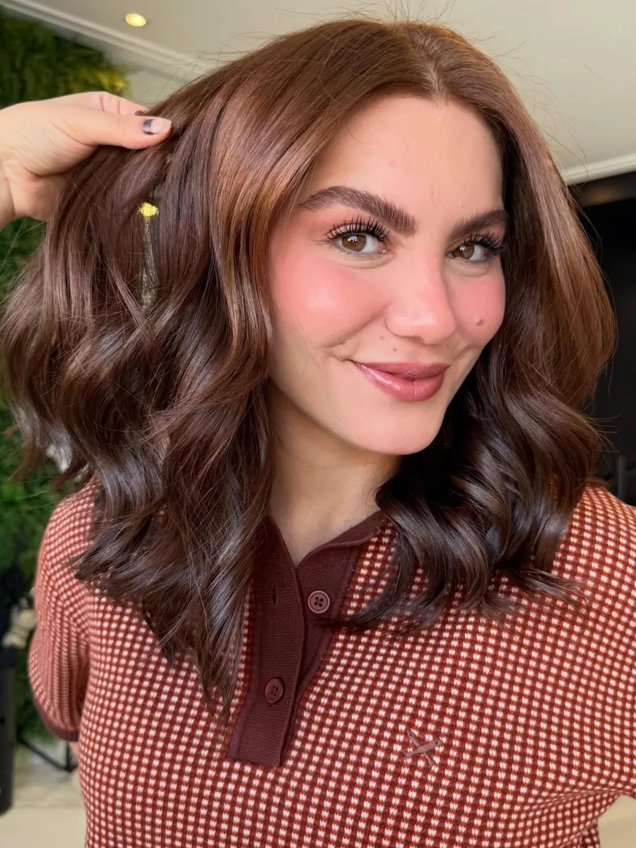 Cliente com cabelo castanho ondulado