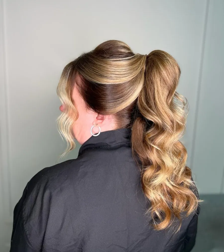 Penteado rabo de cavalo com cachos