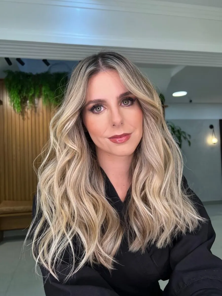 Cliente com loiro platinado ondulado